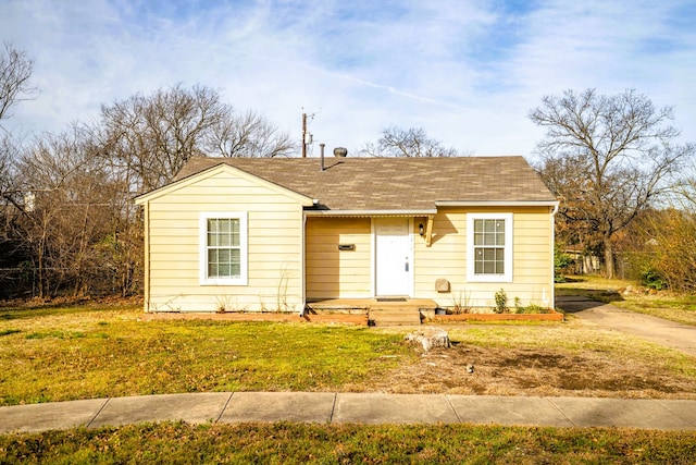 view of front facade featuring a front yard