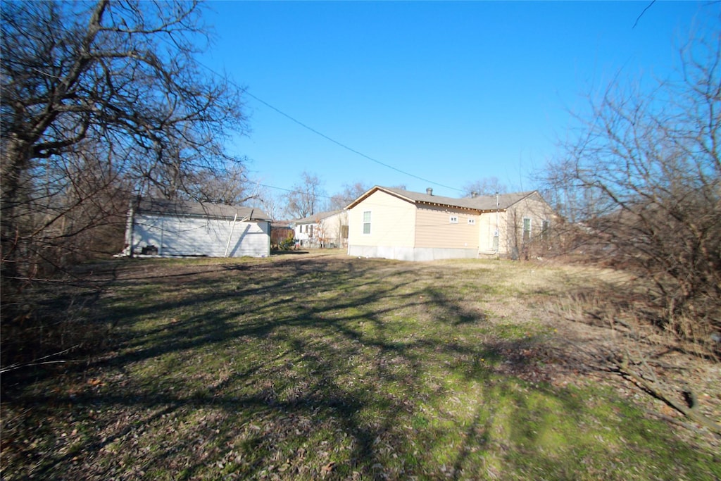 view of yard with an outdoor structure