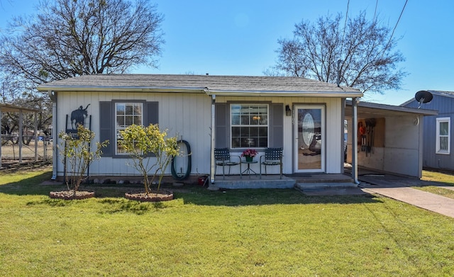 view of front of house featuring covered porch and a front lawn