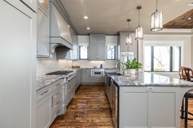 kitchen featuring wine cooler, a sink, stainless steel appliances, gray cabinets, and backsplash