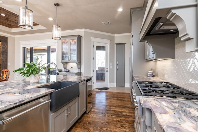 kitchen featuring appliances with stainless steel finishes, a sink, visible vents, and gray cabinetry