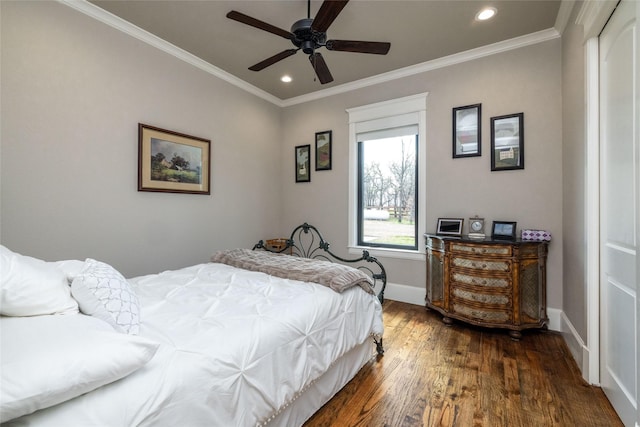 bedroom with ceiling fan, recessed lighting, wood finished floors, baseboards, and crown molding