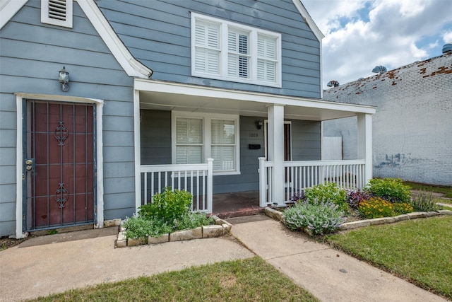 1009 Kings Hwy, Dallas, TX 75208 - view of exterior entry featuring a porch