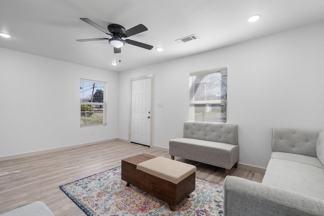 living area featuring baseboards, visible vents, a ceiling fan, wood finished floors, and recessed lighting