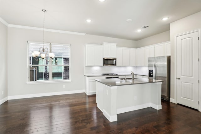 kitchen featuring visible vents, dark wood-style floors, appliances with stainless steel finishes, a kitchen island with sink, and a sink