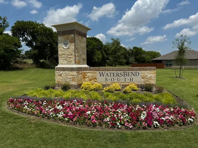 community sign featuring a lawn