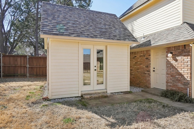 view of outdoor structure featuring fence and an outdoor structure