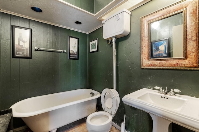 full bathroom featuring toilet, a sink, and a bathtub