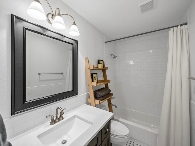 full bath featuring toilet, shower / tub combo, vanity, visible vents, and backsplash