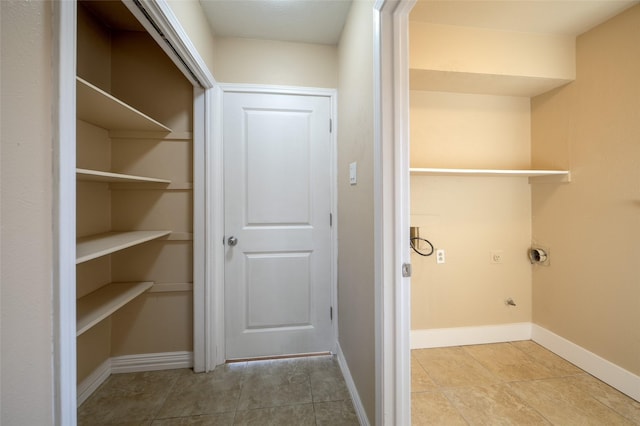 921 Sandalwood Ave, Richardson, TX 75080 - laundry room featuring tile patterned flooring and baseboards