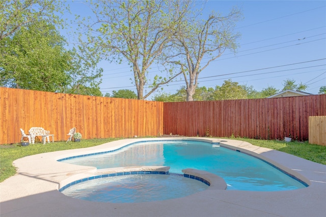 921 Sandalwood Ave, Richardson, TX 75080 - view of pool featuring a fenced backyard and a pool with connected hot tub
