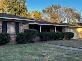 ranch-style house featuring a front lawn