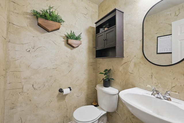 bathroom featuring a sink and toilet