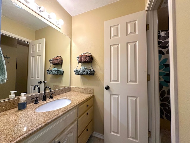 full bath featuring a shower with shower curtain and vanity