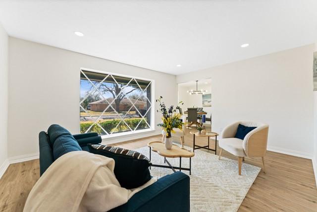 living area with a notable chandelier, recessed lighting, wood finished floors, and baseboards