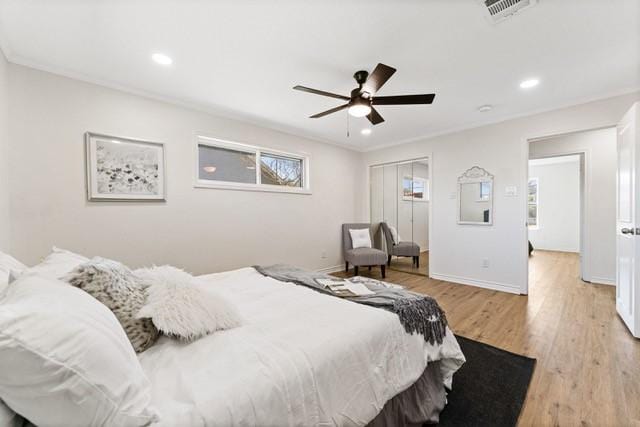 bedroom featuring light wood-style flooring, visible vents, baseboards, and recessed lighting