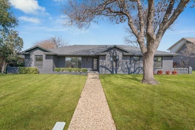 view of front of house featuring a front yard