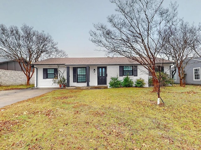 single story home with a front lawn