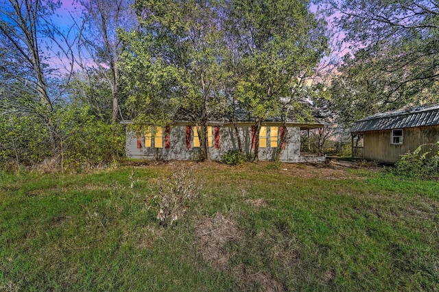 view of front of house featuring an outdoor structure