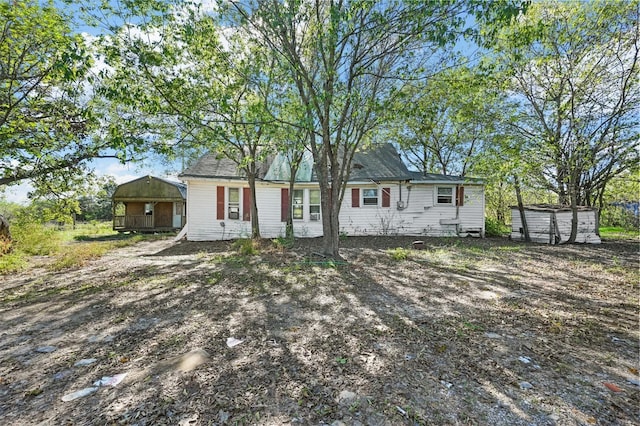 view of front of home with a shed and an outdoor structure