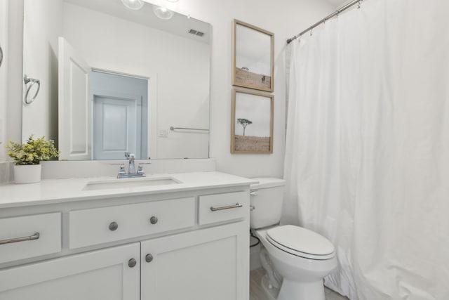 full bath with toilet, visible vents, a shower with shower curtain, and vanity