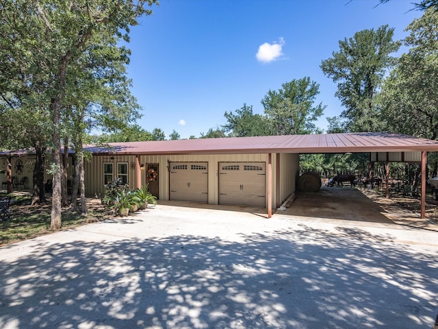 view of front facade featuring concrete driveway