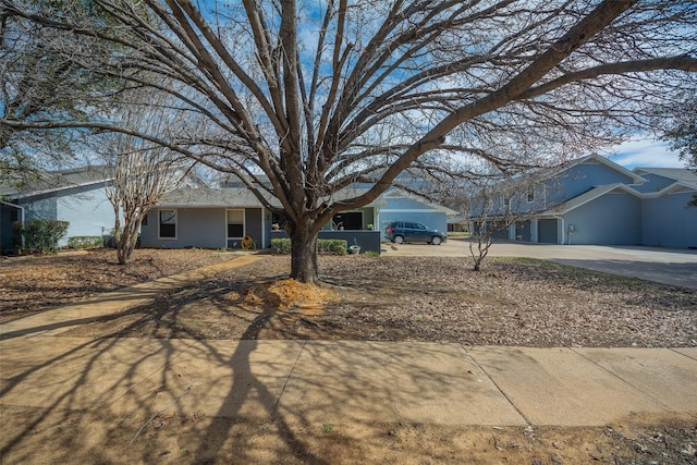 view of front of property featuring concrete driveway