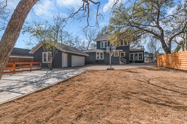 view of front of house featuring a front lawn, an outdoor structure, and fence