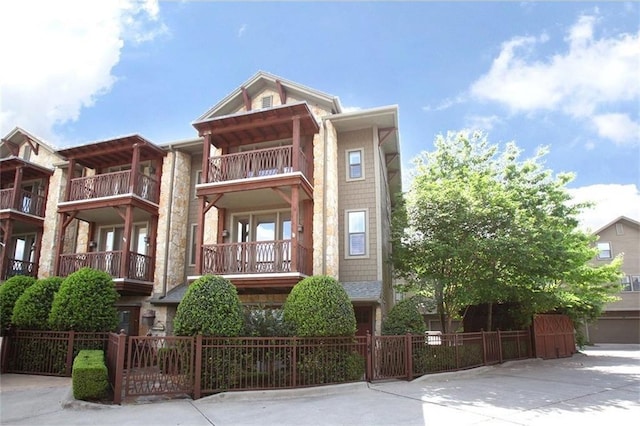 view of front of house featuring a fenced front yard