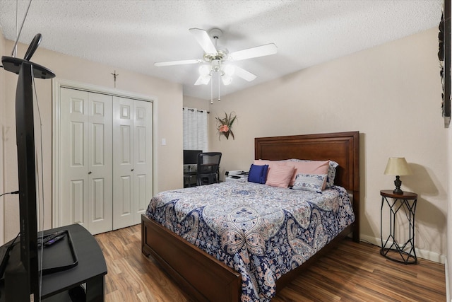 bedroom featuring a closet, ceiling fan, a textured ceiling, and wood finished floors