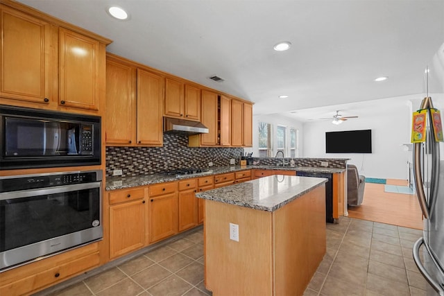 kitchen with under cabinet range hood, a peninsula, a sink, decorative backsplash, and black appliances