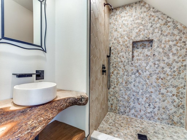 bathroom featuring tiled shower