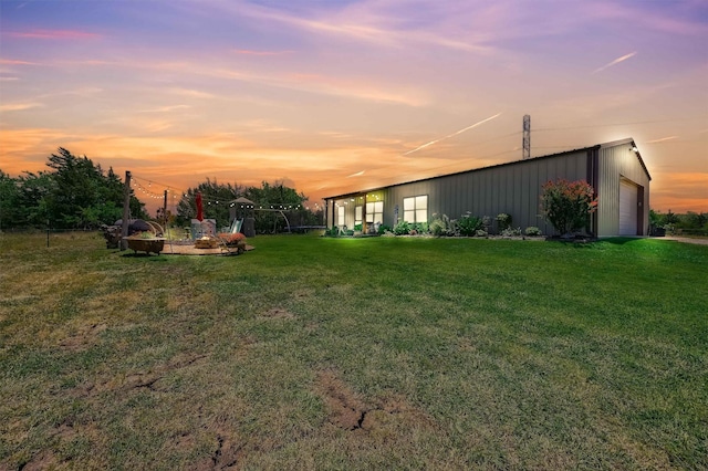 view of yard featuring an outbuilding