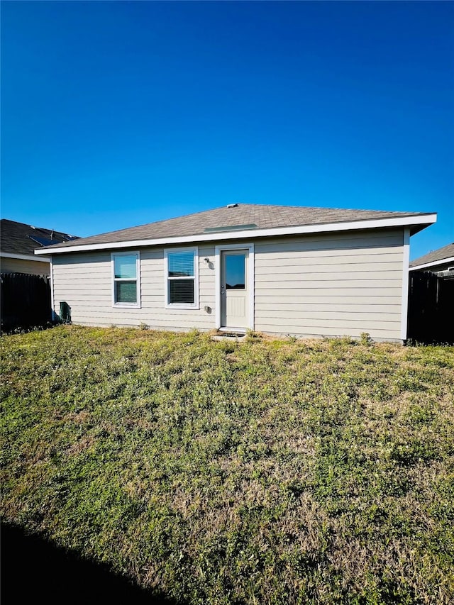 view of front of house featuring a front lawn