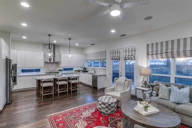 living area with visible vents, dark wood finished floors, a ceiling fan, and recessed lighting