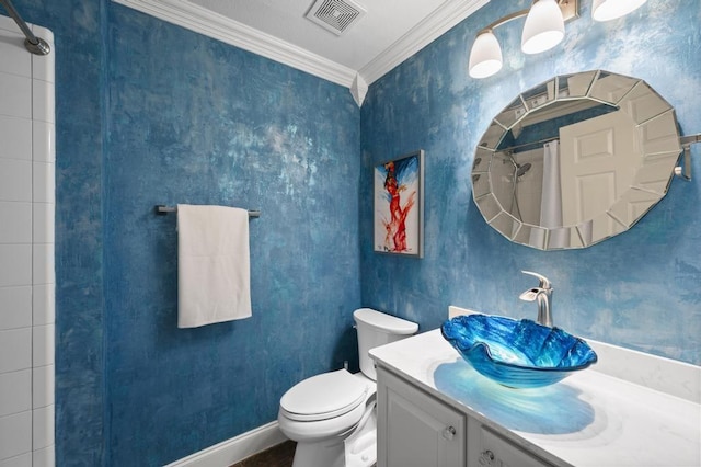 bathroom featuring curtained shower, visible vents, toilet, ornamental molding, and baseboards