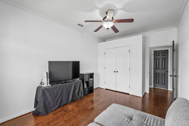 living room with baseboards, visible vents, a ceiling fan, ornamental molding, and hardwood / wood-style floors