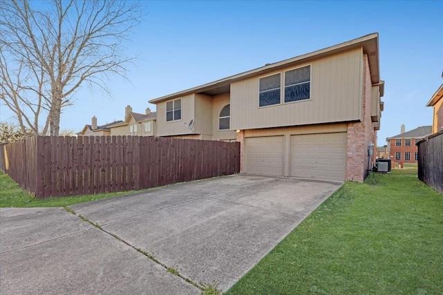 bi-level home featuring driveway, fence, cooling unit, and a front yard