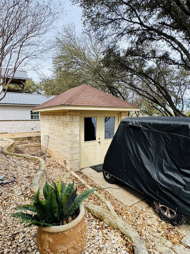 view of outbuilding featuring an outbuilding