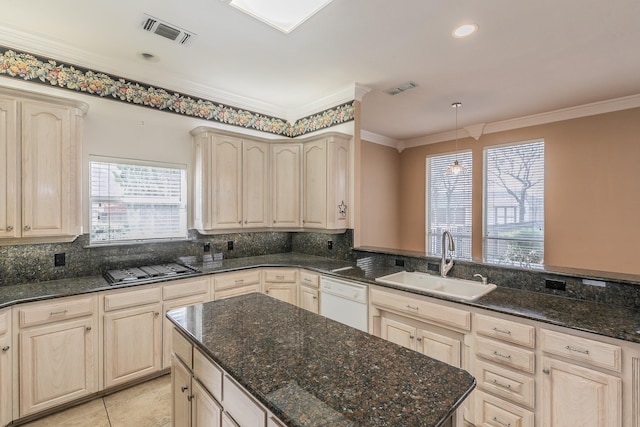 128 Oakview Dr, Hudson Oaks, TX 76087 - kitchen featuring dishwasher, a sink, healthy amount of natural light, decorative backsplash, and crown molding