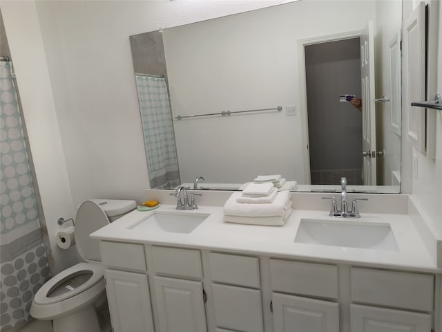 full bath featuring curtained shower, a sink, toilet, and double vanity