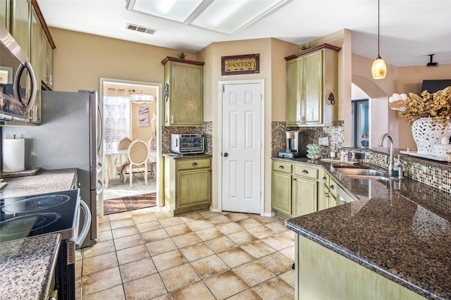 kitchen with stainless steel appliances, backsplash, a sink, and visible vents