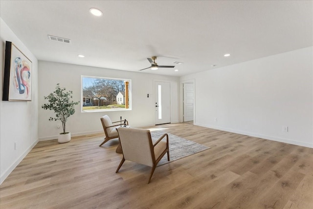 living area with light wood finished floors, recessed lighting, visible vents, ceiling fan, and baseboards