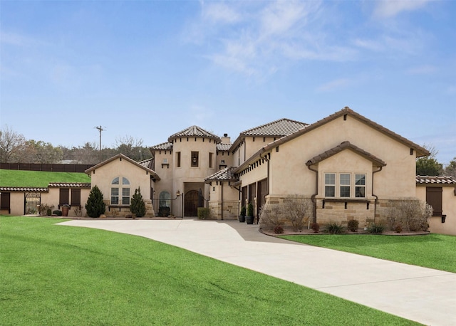 view of front of house featuring a front yard, a gate, driveway, and an attached garage