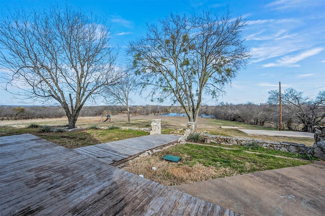 view of yard featuring a water view