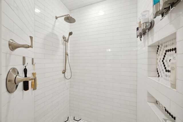 full bathroom featuring a tile shower