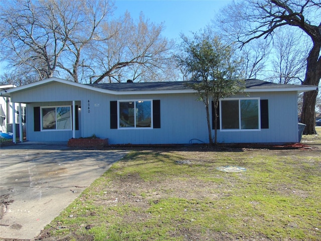 view of front of house with a front lawn and concrete driveway