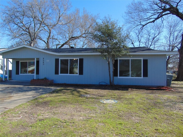 view of front of house featuring a front lawn