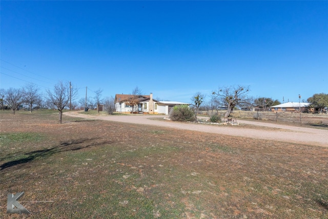 view of yard featuring driveway