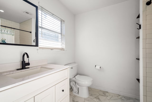 full bathroom featuring baseboards, a shower with shower curtain, toilet, marble finish floor, and vanity